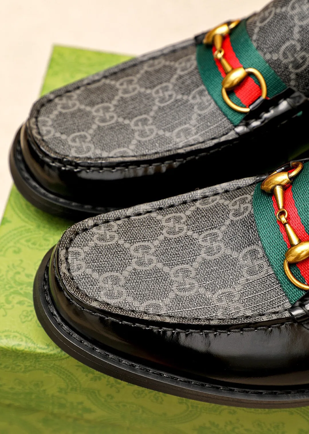 Men's shoes 💰460 💐 Product trademark: GUCCI "Gucci" casual leather shoes Regular size: 38-44 (45🉑️customized) Product materials: Selected imported first-layer open-edge beaded cowhide leather upper + luxury hardware buckle, imported water-dyed cowhide leather lining. Strong three-dimensional visual effect, original combination outsole Color: 5⃣️colors available